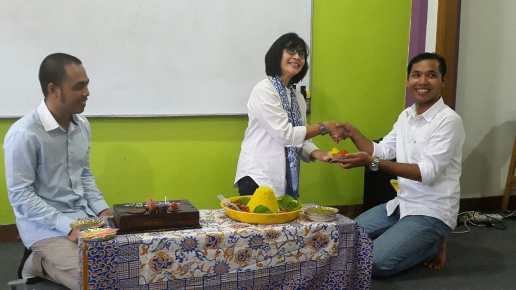 Tumpeng pertama dari Bu Dijan (Ketua Yayasan MAB) kepada Kepala cabang BTA MAB